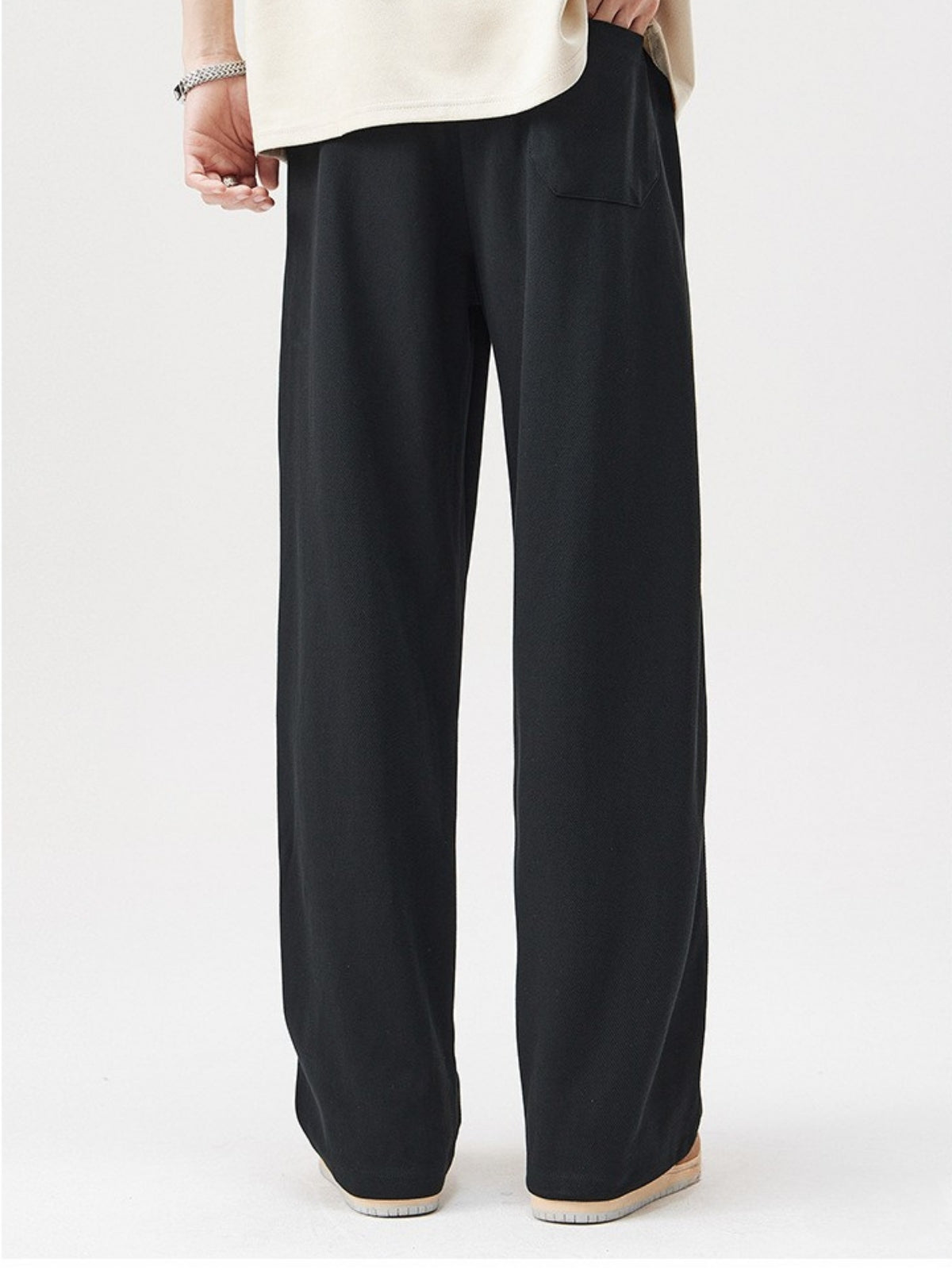 HUSH - Loose Basic Sweatpants | TEENWEAR.EU