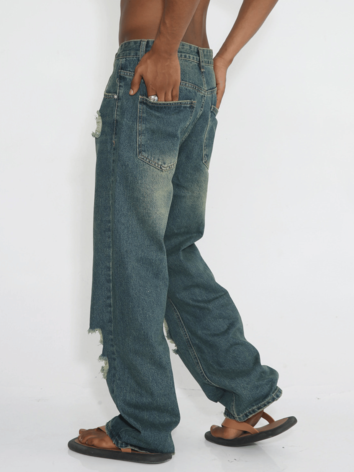 CUTS - Loose Ripped Basic Jeans | TEENWEAR.EU