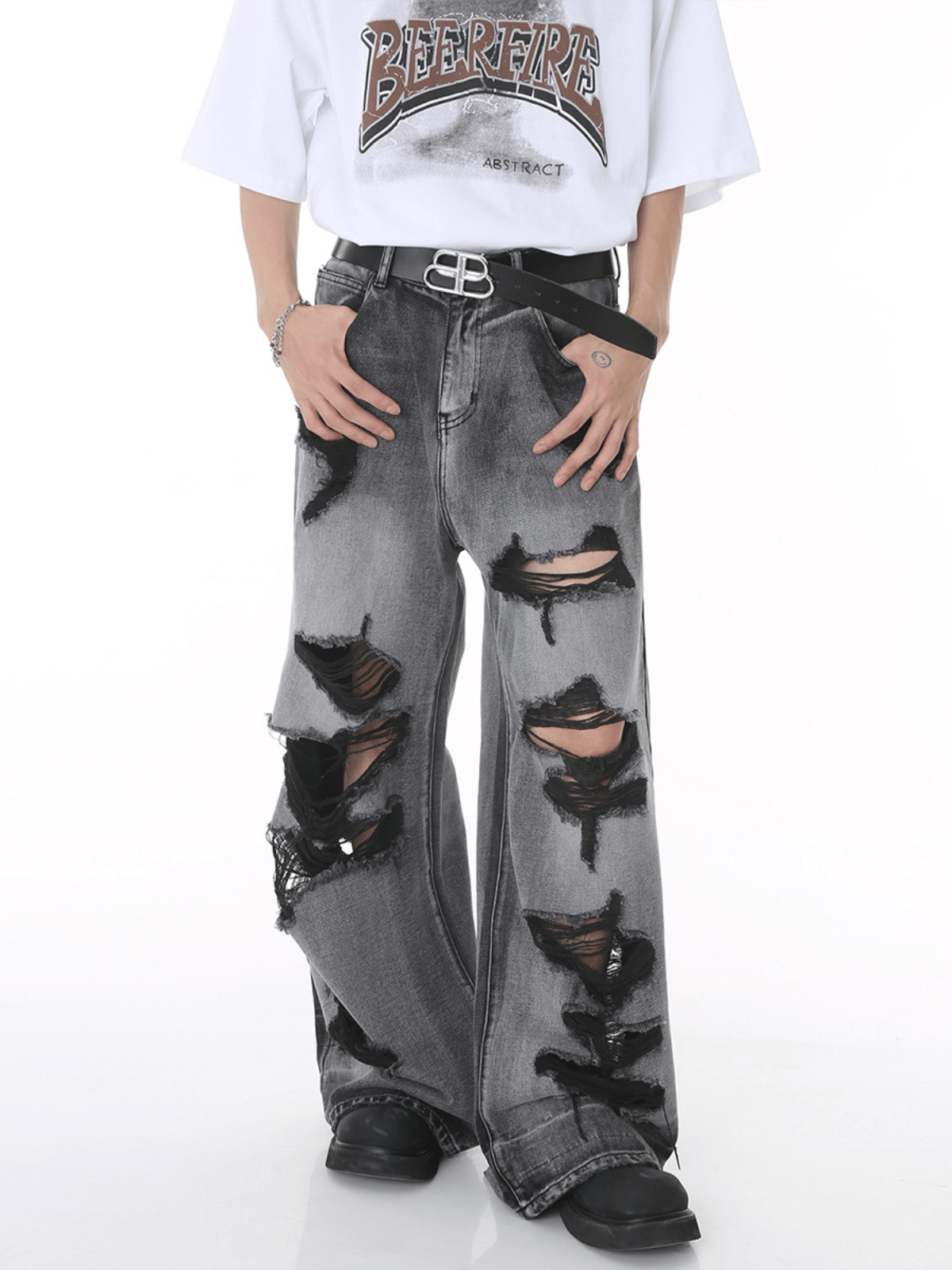 HOLES - Loose Basic Ripped Jeans | TEENWEAR.EU