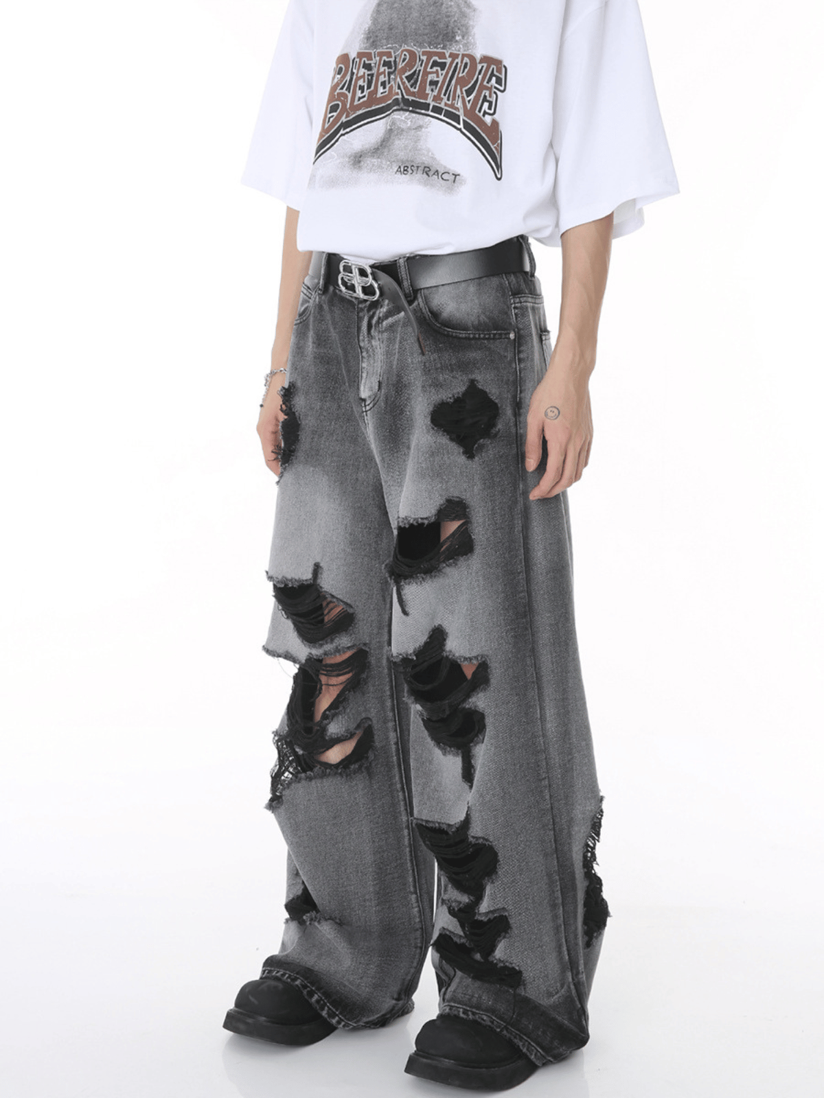 HOLES - Loose Basic Ripped Jeans | TEENWEAR.EU