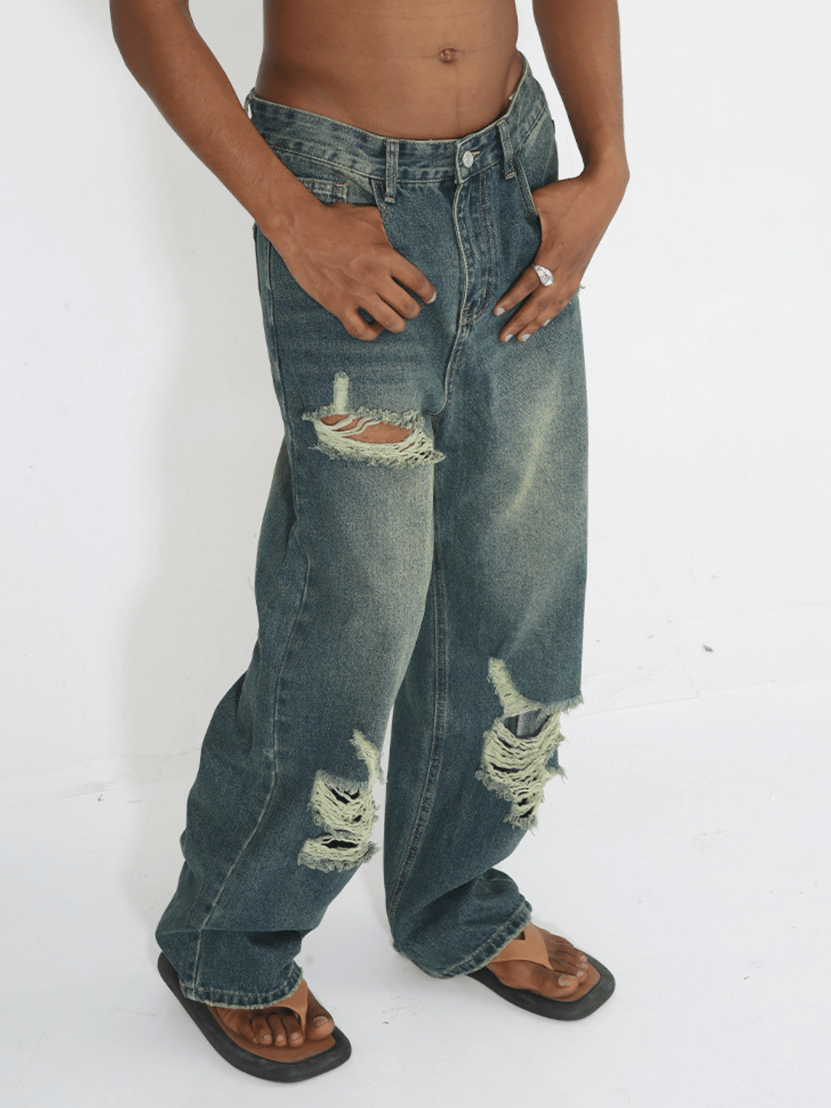 CUTS - Loose Ripped Basic Jeans | TEENWEAR.EU